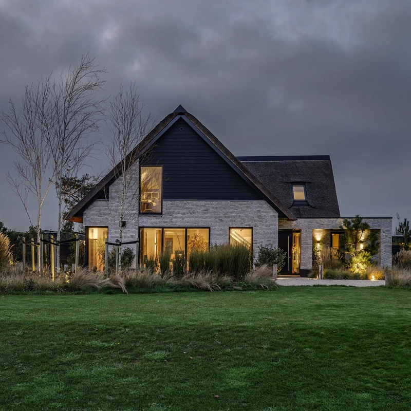 Het vooraanzicht van een luxe, modern en landelijke villa