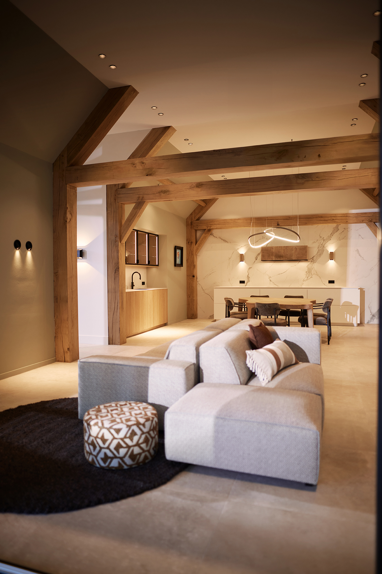 Sfeervolle landelijke woonkamer met houten spanten