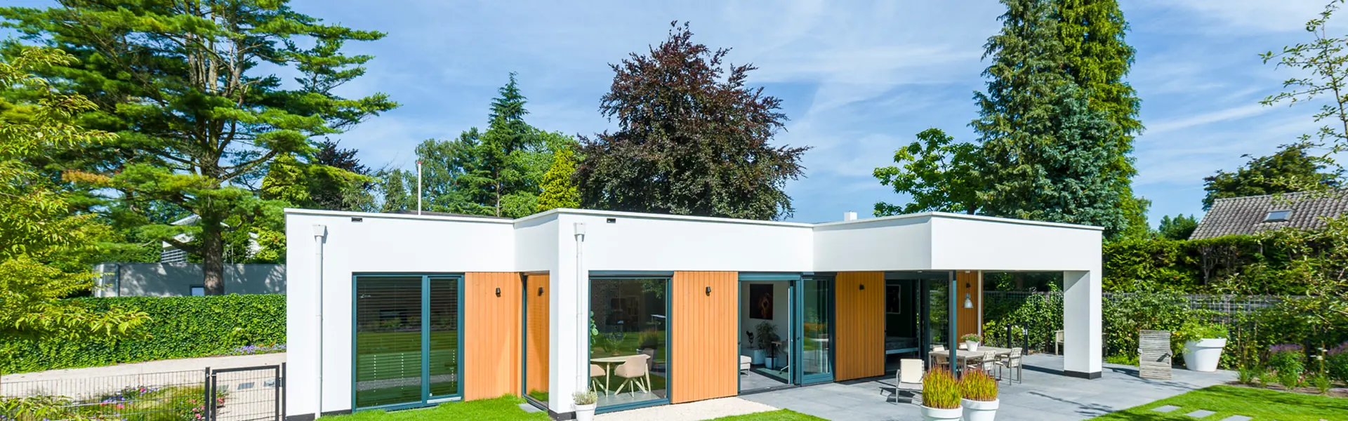 Bungalow met witte gevel