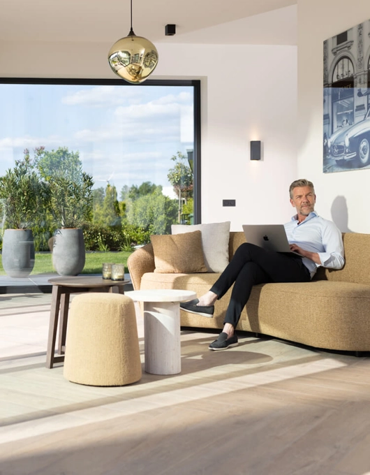 Man zit op een bank in een luxe interieur
