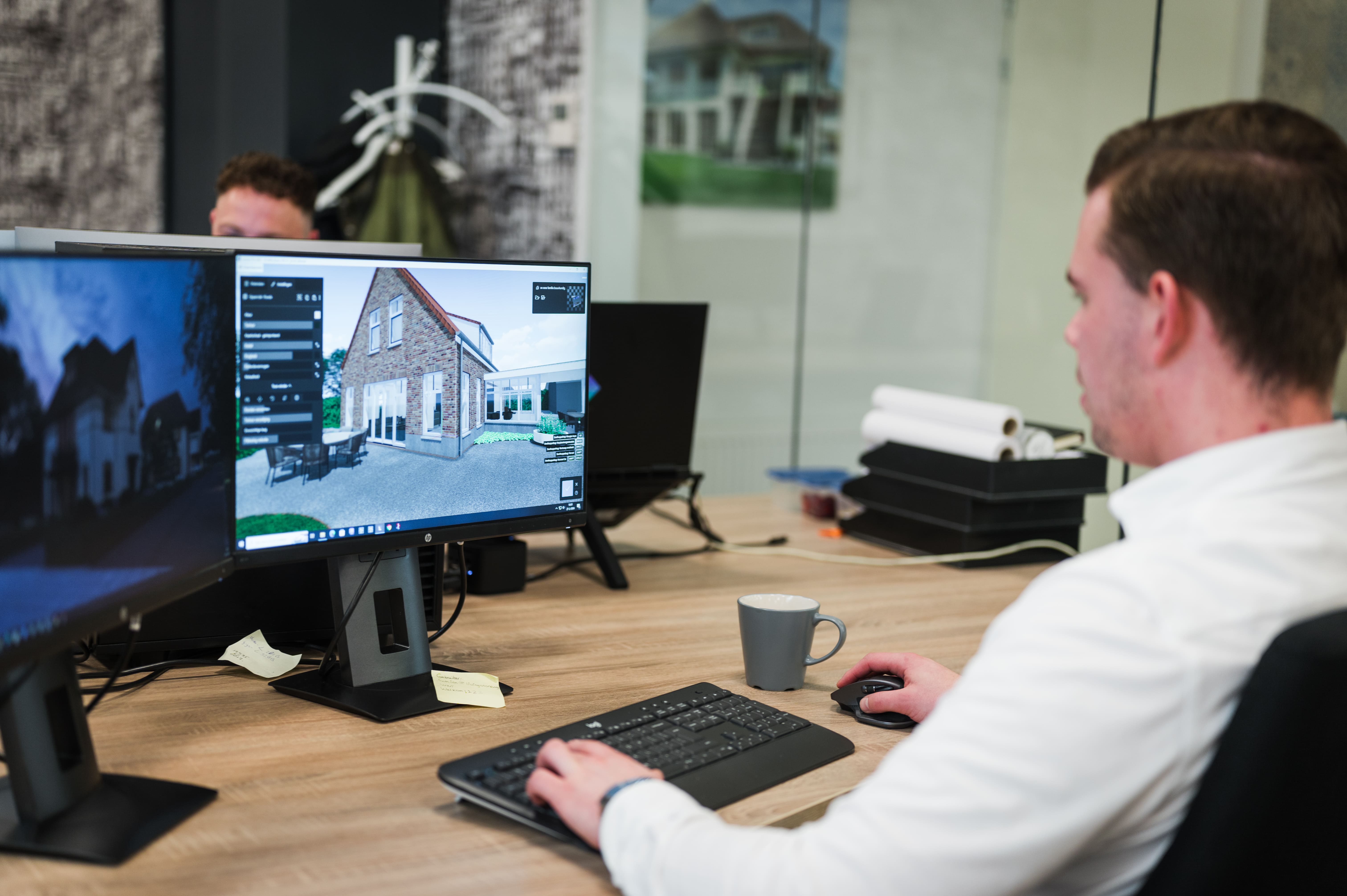 Modelleur maakt een 3D ontwerp van een villa op de computer