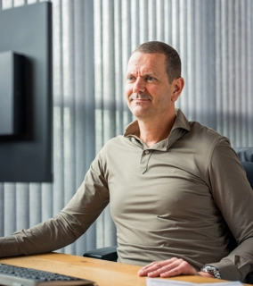 Medewerker van Livingstone aan het werk op de computer