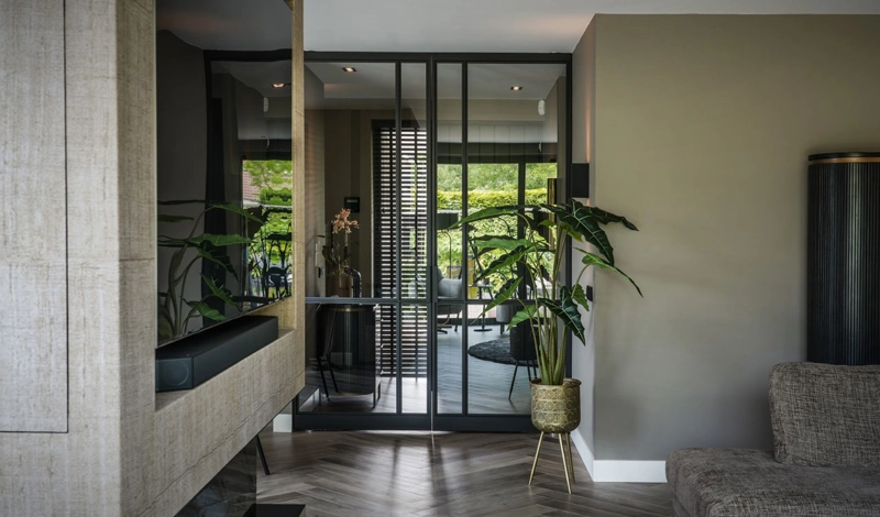 Luxe interieur met zwarte binnendeur