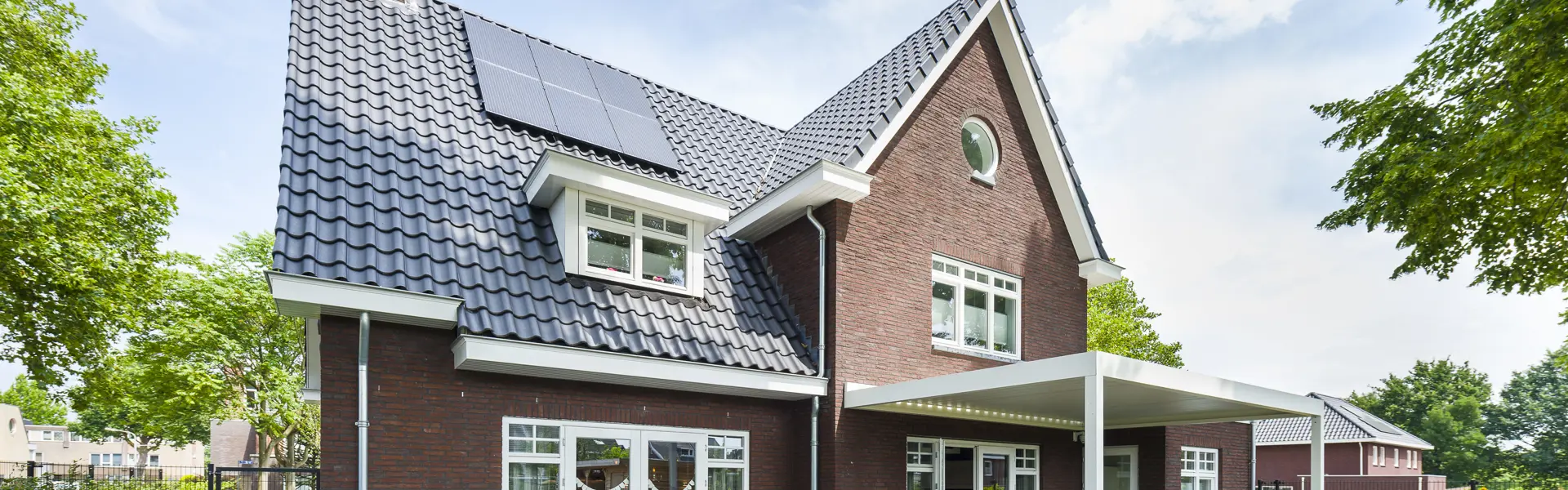 Achterzijde van een jaren 30 woning met terras