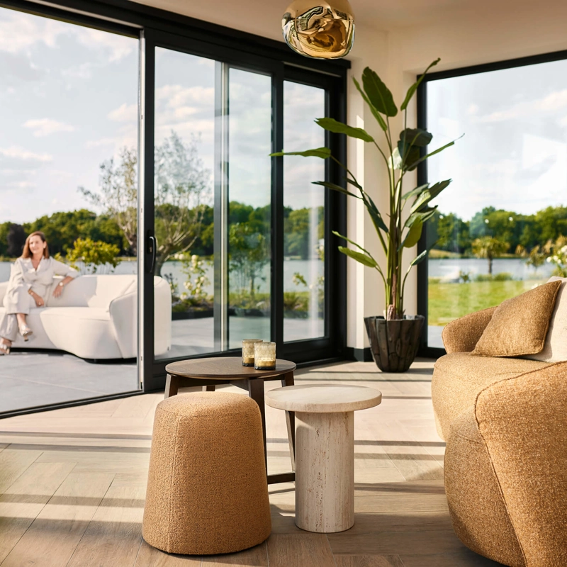 Modern interieur met zicht op tuin