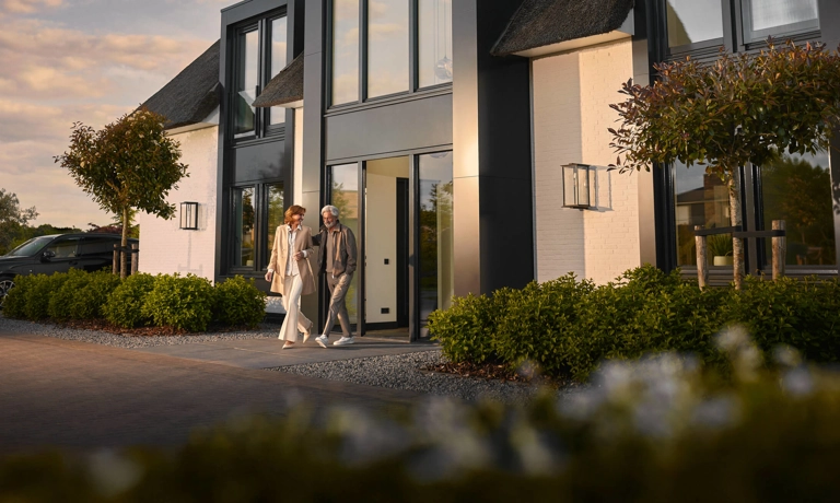 Echtpaar loopt de deur uit, weg van hun luxe villa