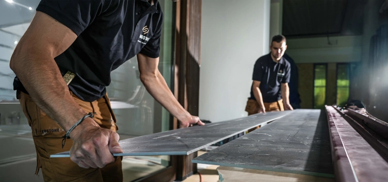Uitvoerders verzorgen wandbekleding op maat
