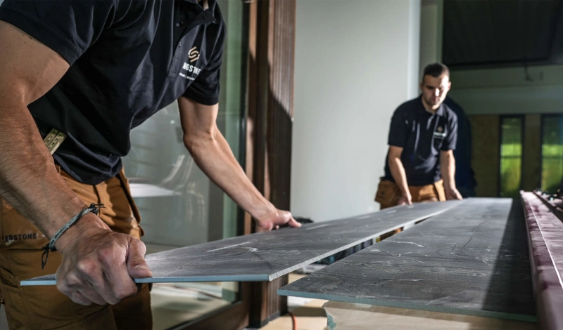 Uitvoerders verzorgen wandbekleding op maat