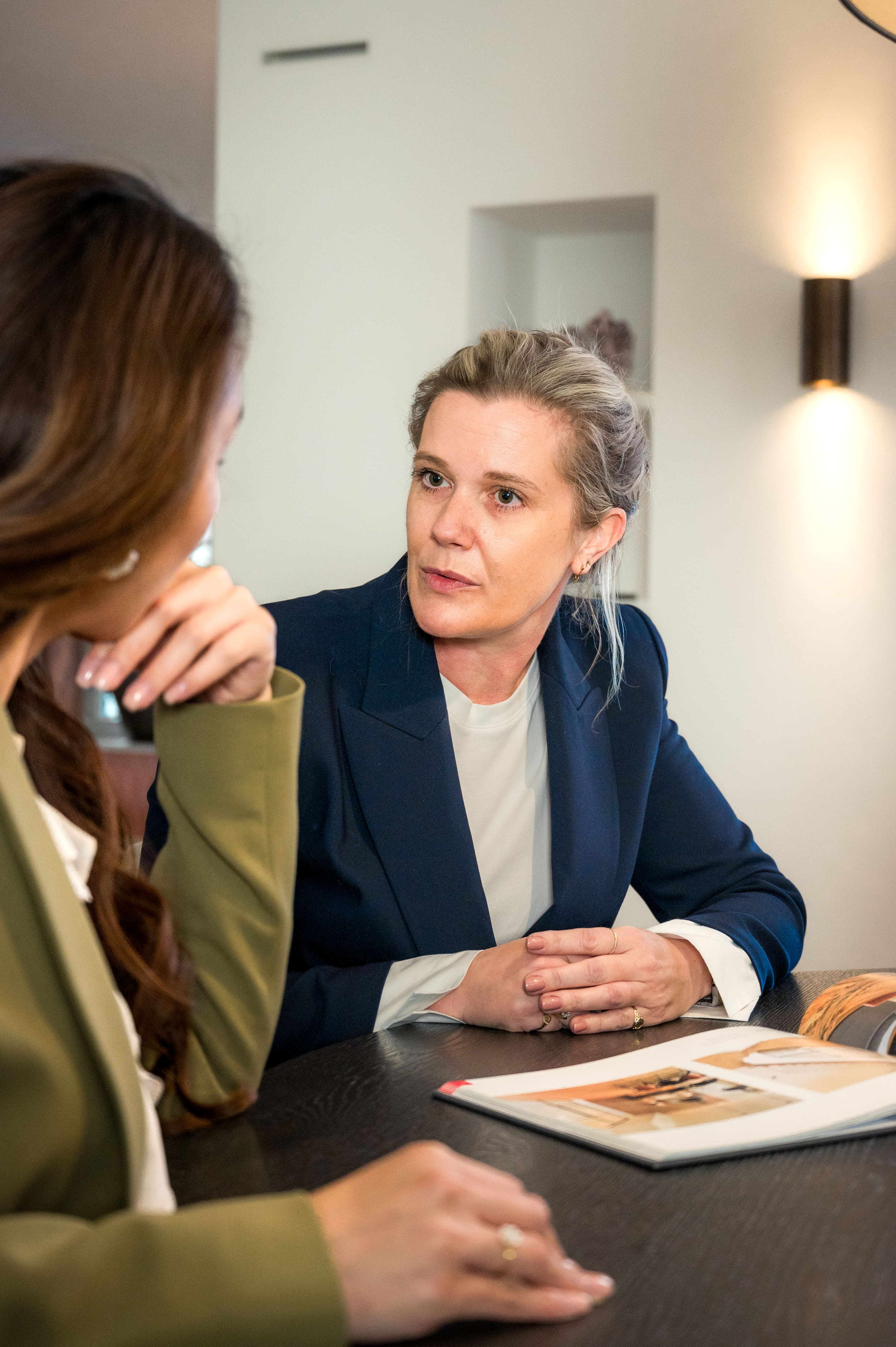 Interieurontwerper in gesprek met klanten