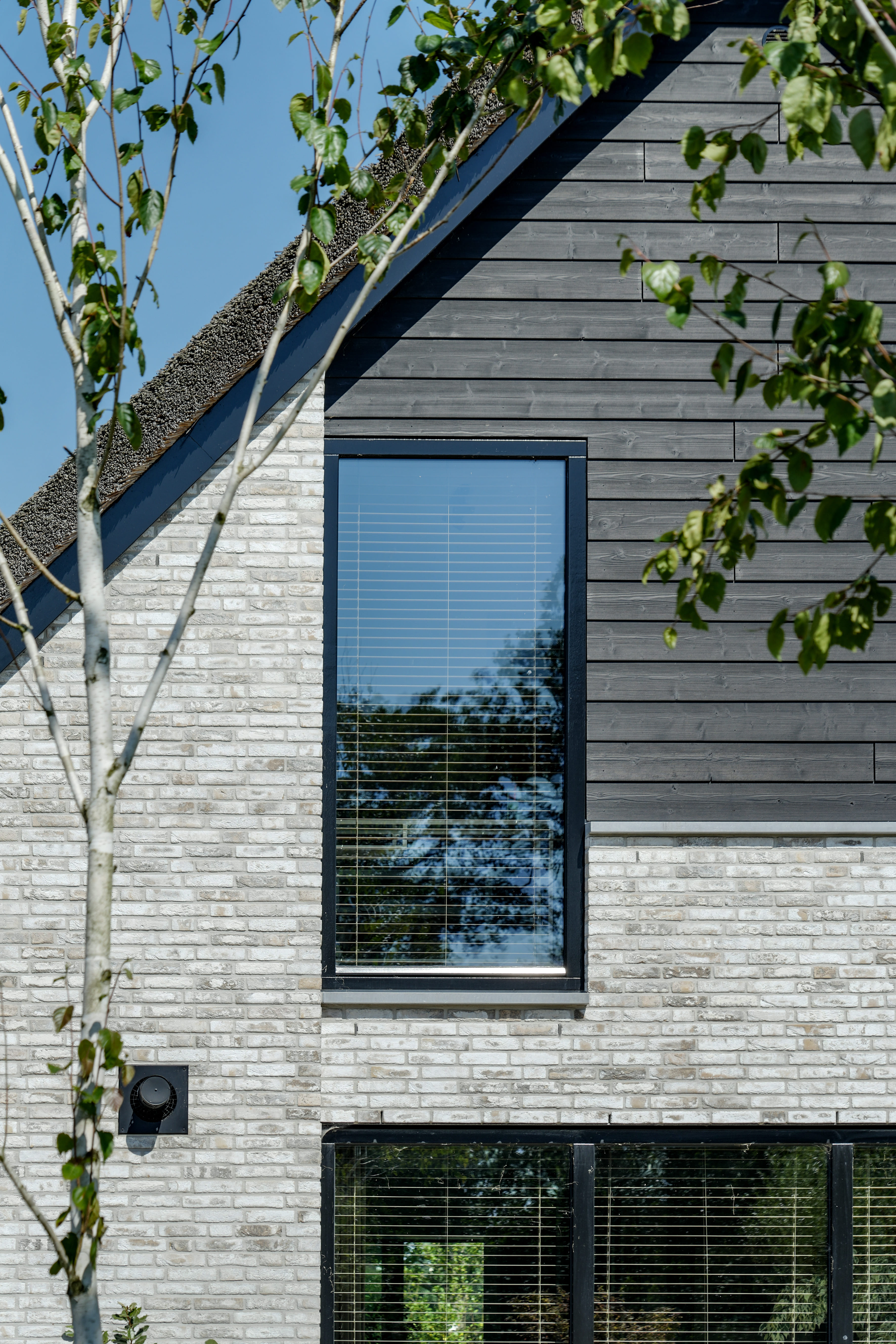 Uitsnede van grijze gevelbekleding