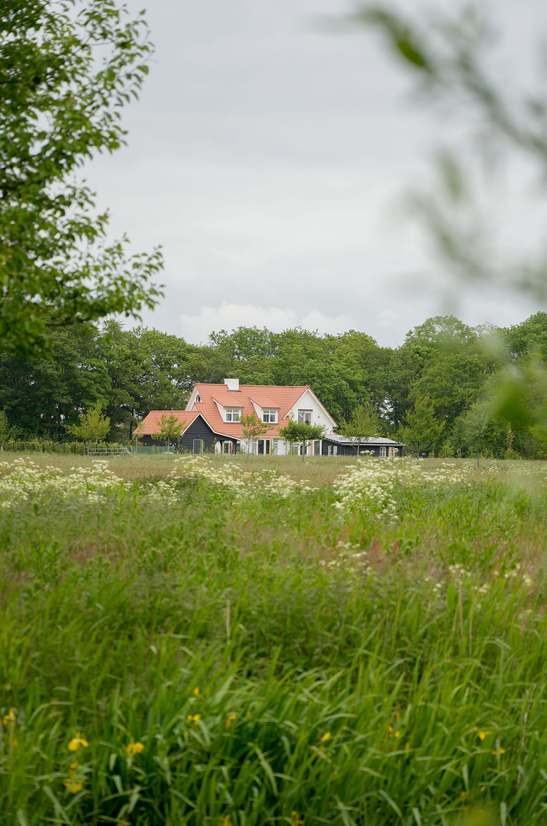 Boerderijwoning met rode dakpannen