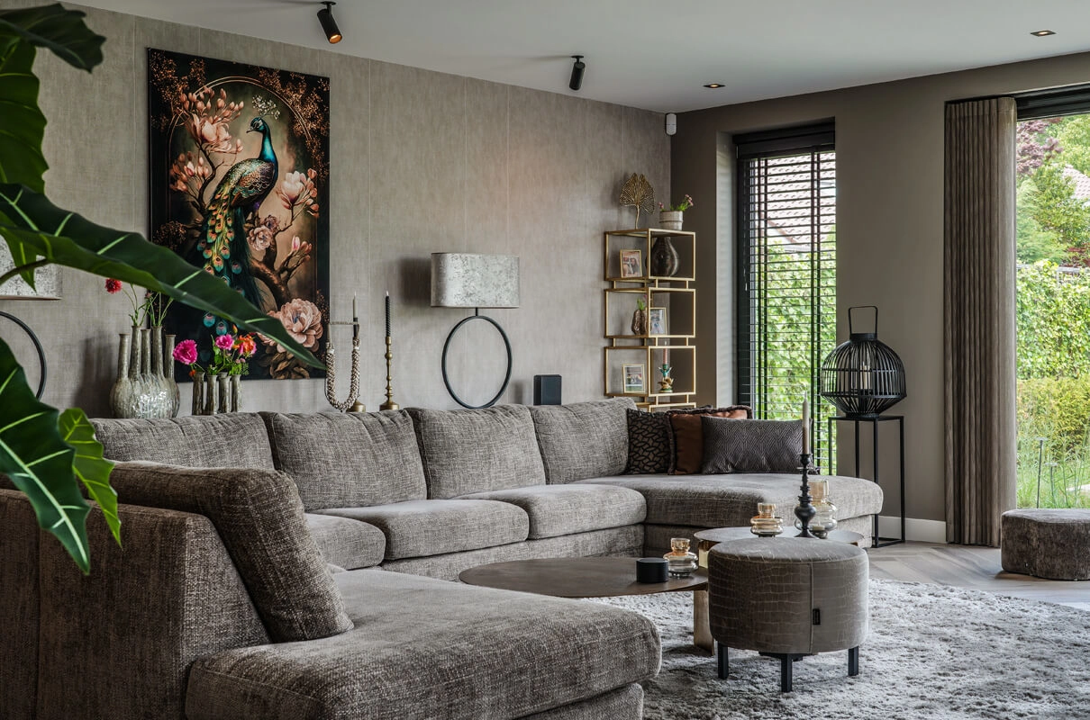 Luxe en warm interieurontwerp met een grote zitbank