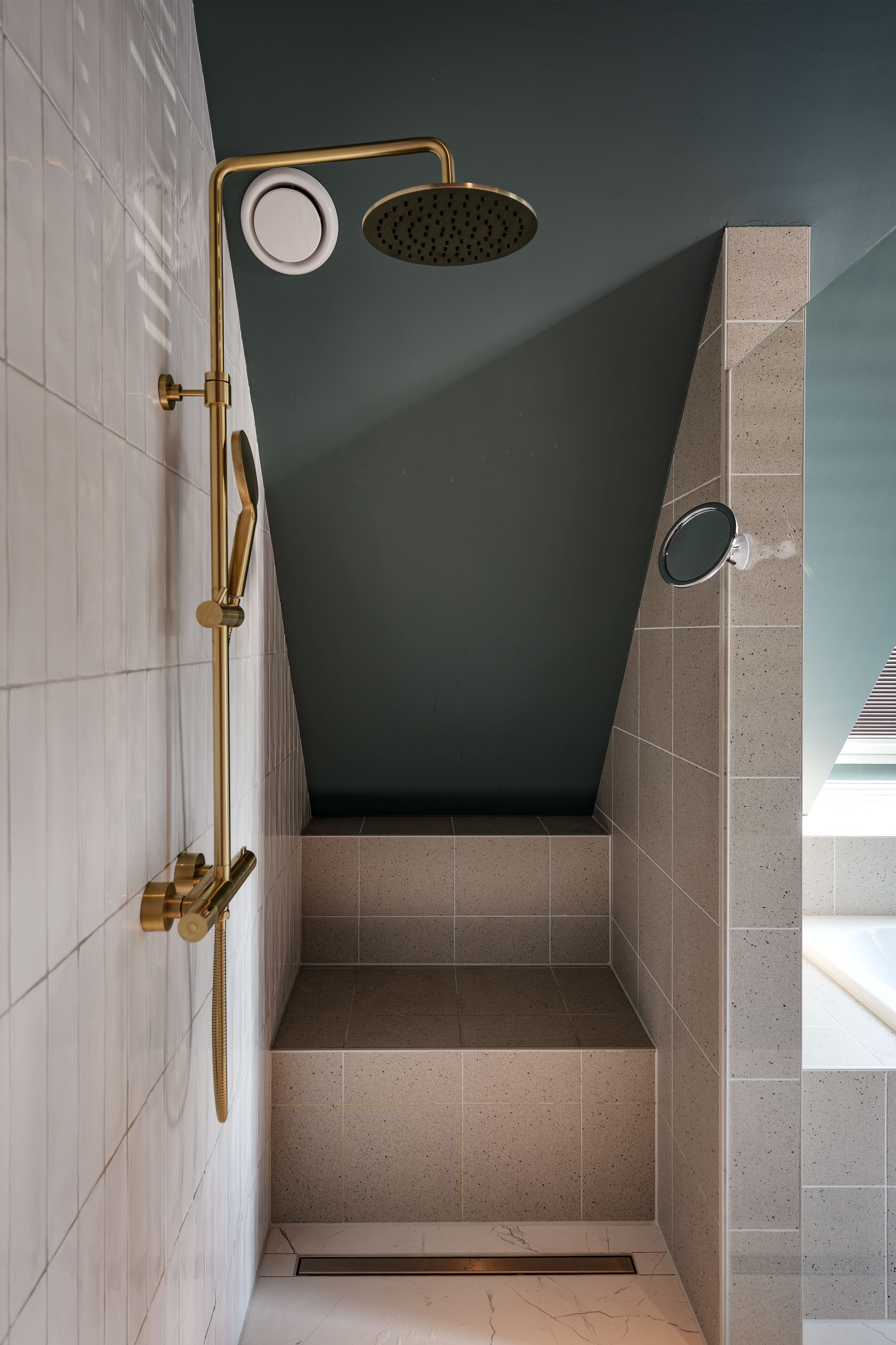 Inloopdouche met gouden hemeldouche en groene wandbedkleding