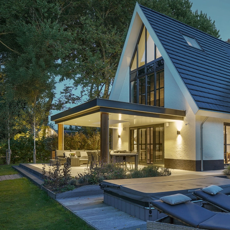 De achtergevel van een luxe moderne villa