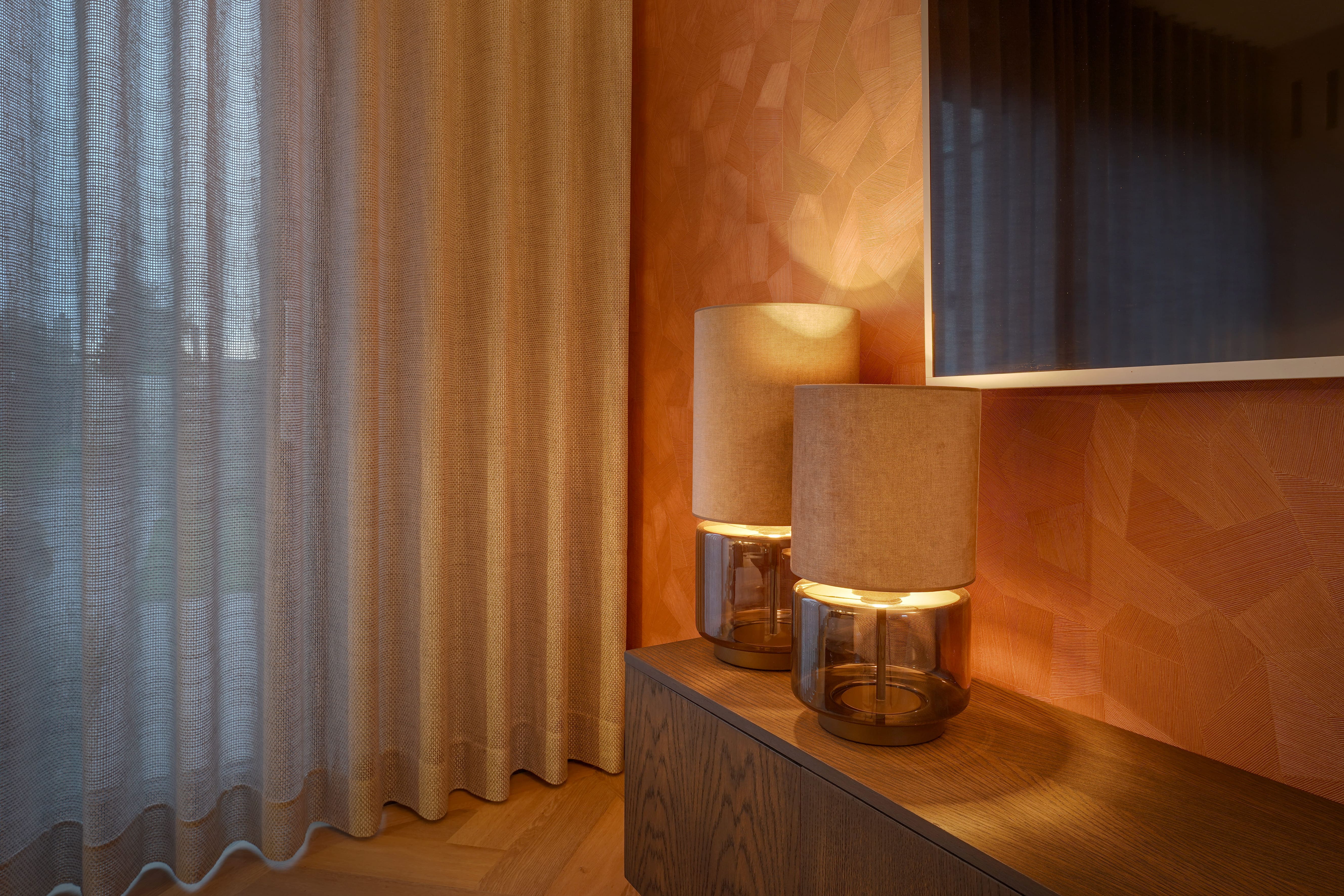 Design schemerlamp met gordijnen in een warme uitstraling