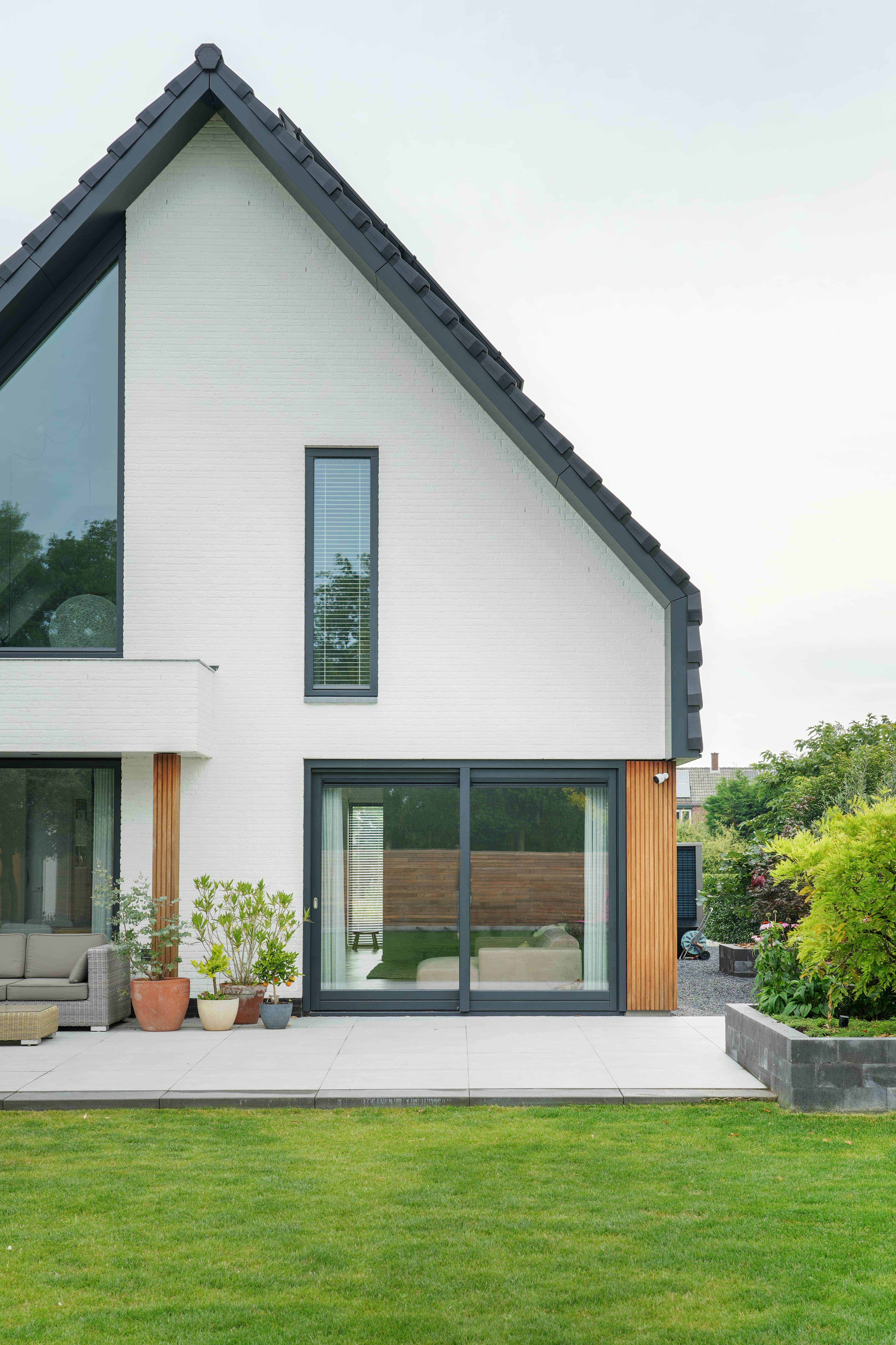 Moderne schuurwoning met witte gevel