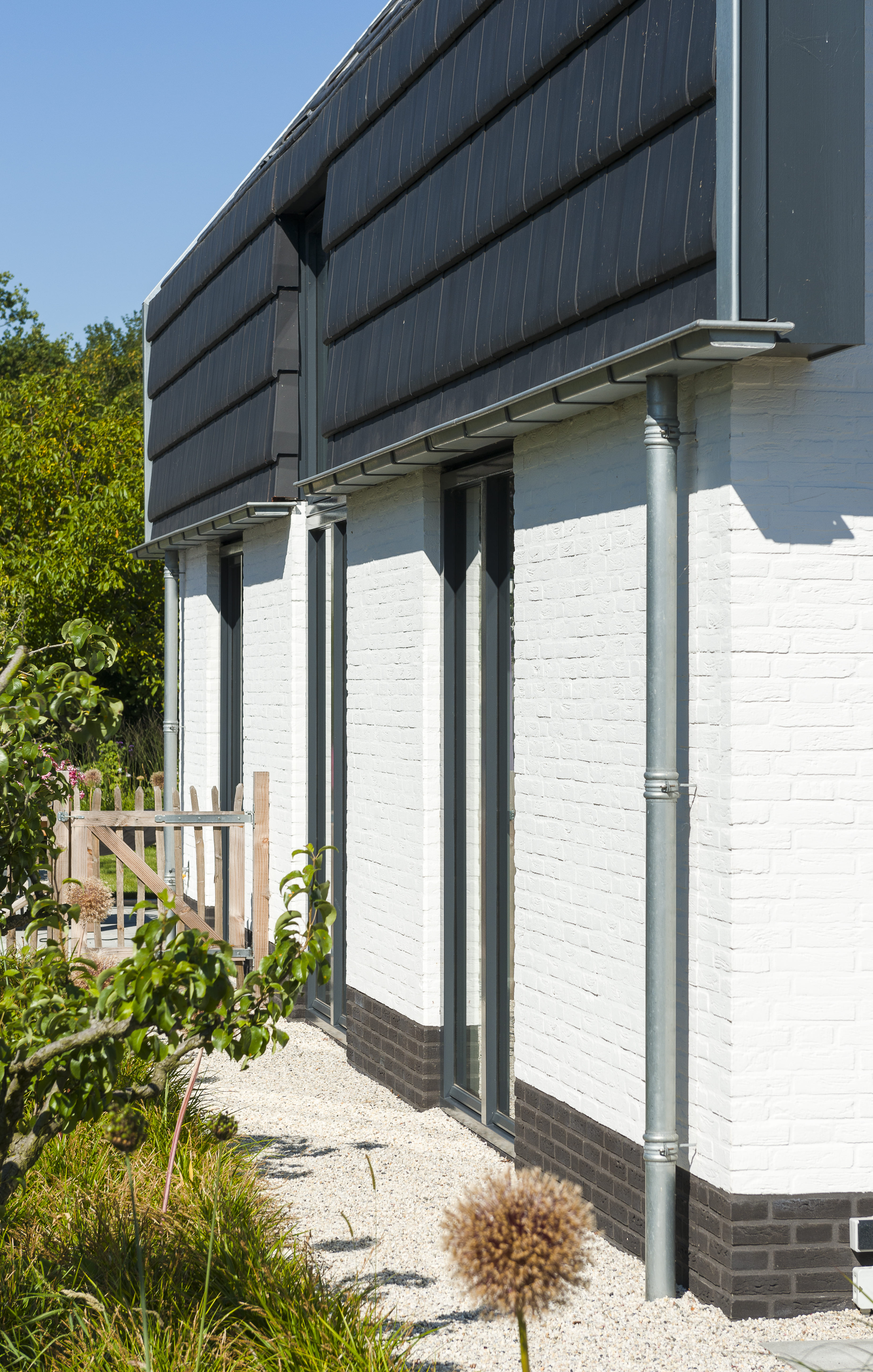 Zijkant gevelbekleding wit en grijs