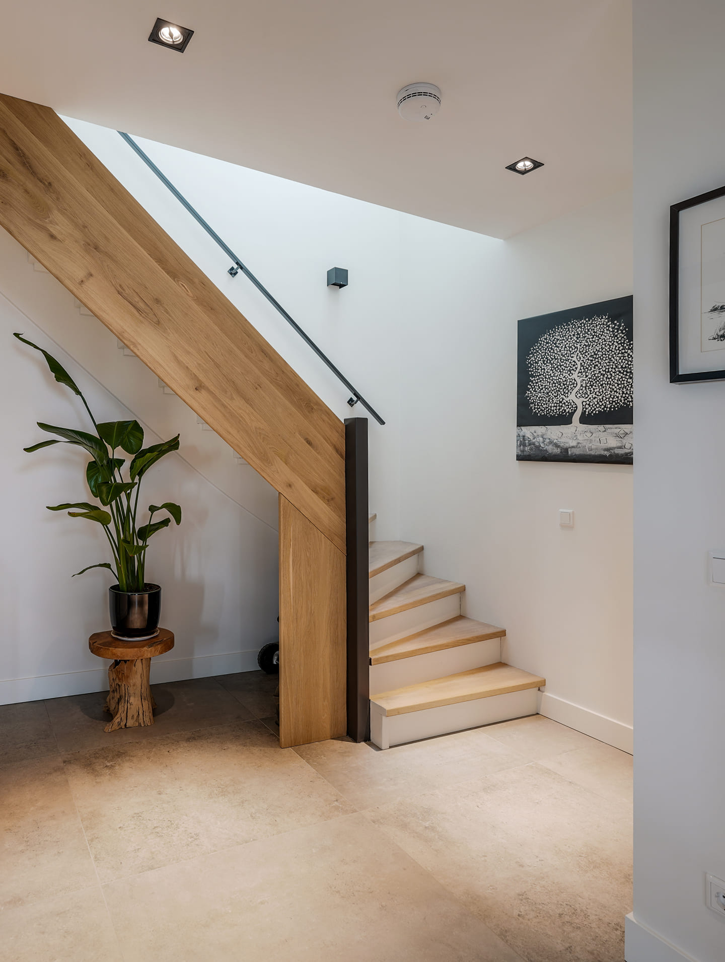 Grote vloertegels met trapopgang met een warme uitstraling