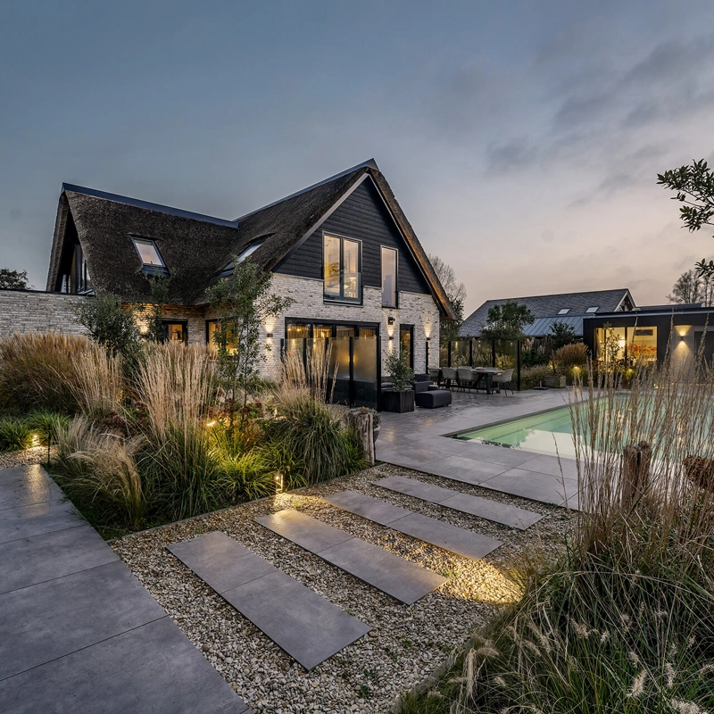 De achterzijde van een luxe landelijke maatwerk villa met zwembad
