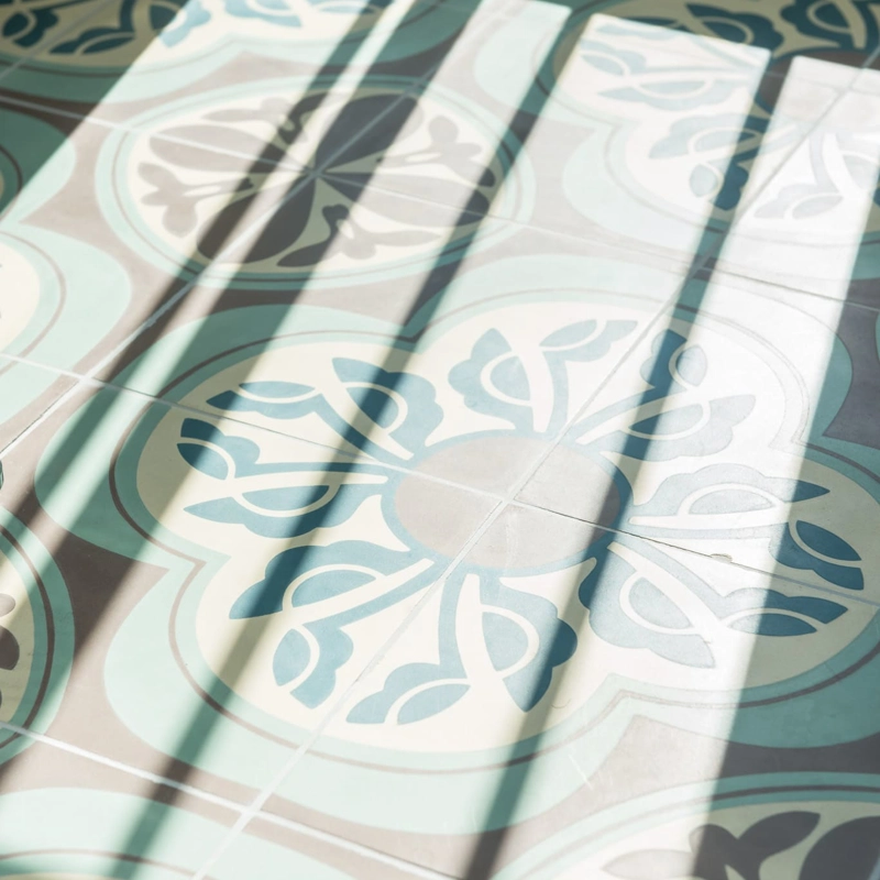 Detailshot van klassieke vloertegels met print
