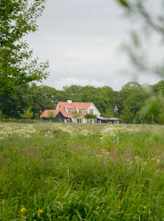 Boerderijwoning met rode dakpannen