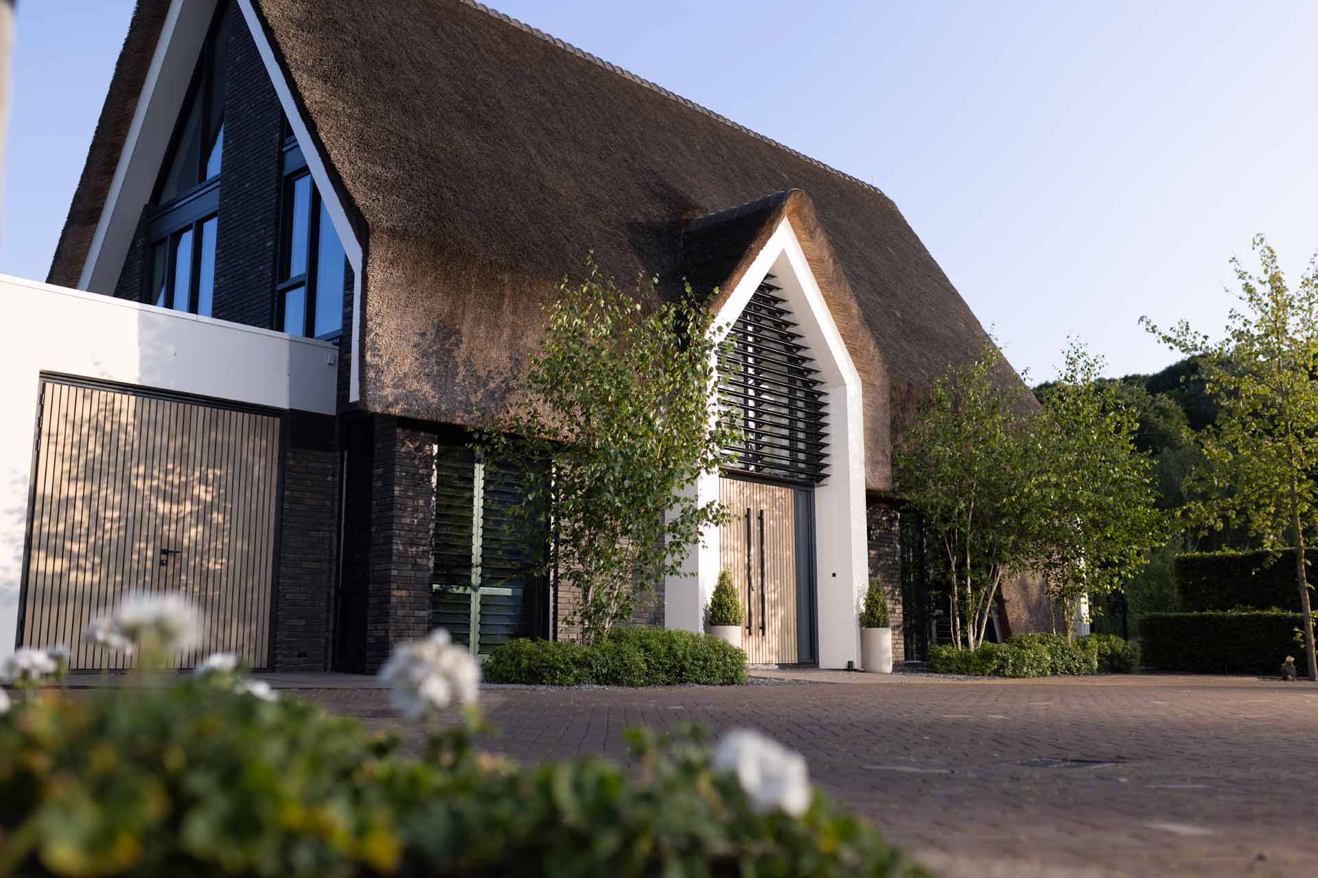 Voorzijde moderne villa met rieten kap