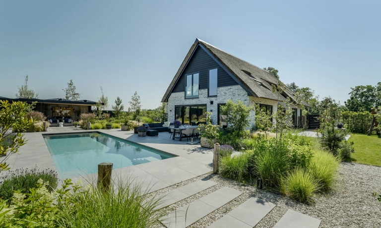 Moderne schuurwoning met rieten dak en zwembad