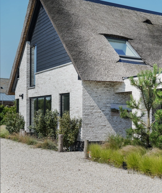 Zijaanzicht van moderne villa met grijze gevelbekleding