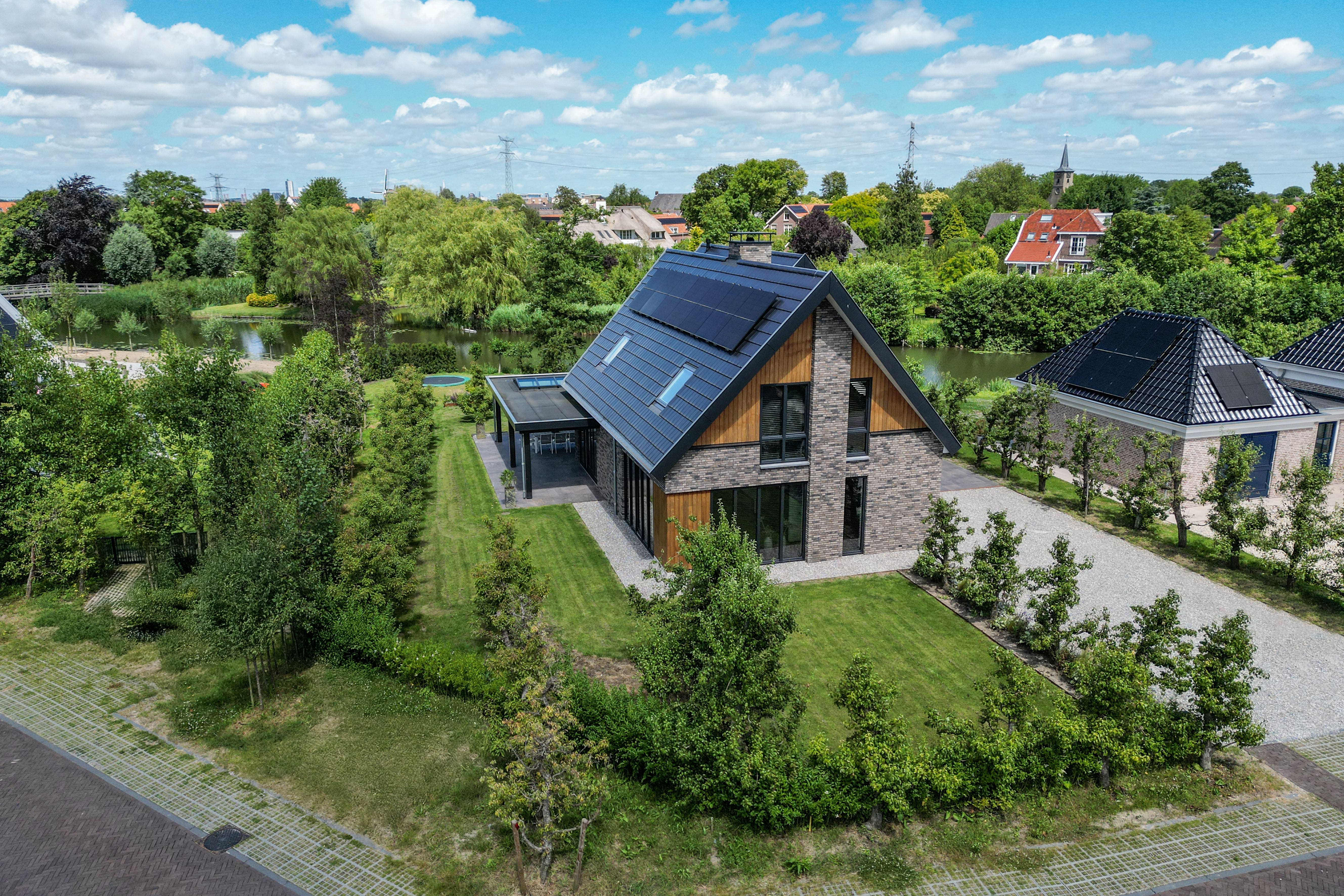 Bovenaanzicht van moderne schuurwoning met zonnepanelen