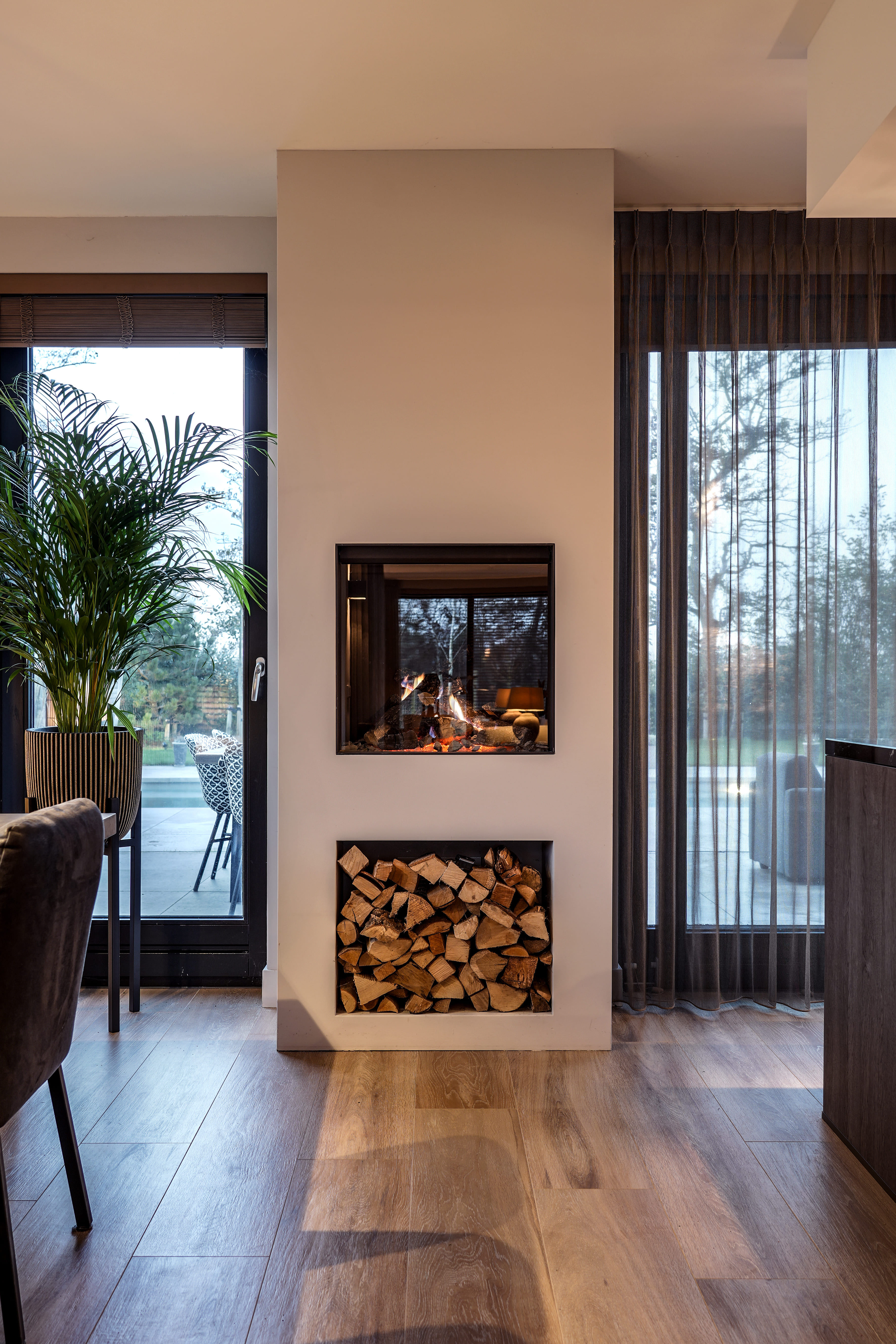 Moderne haard met houtopslag