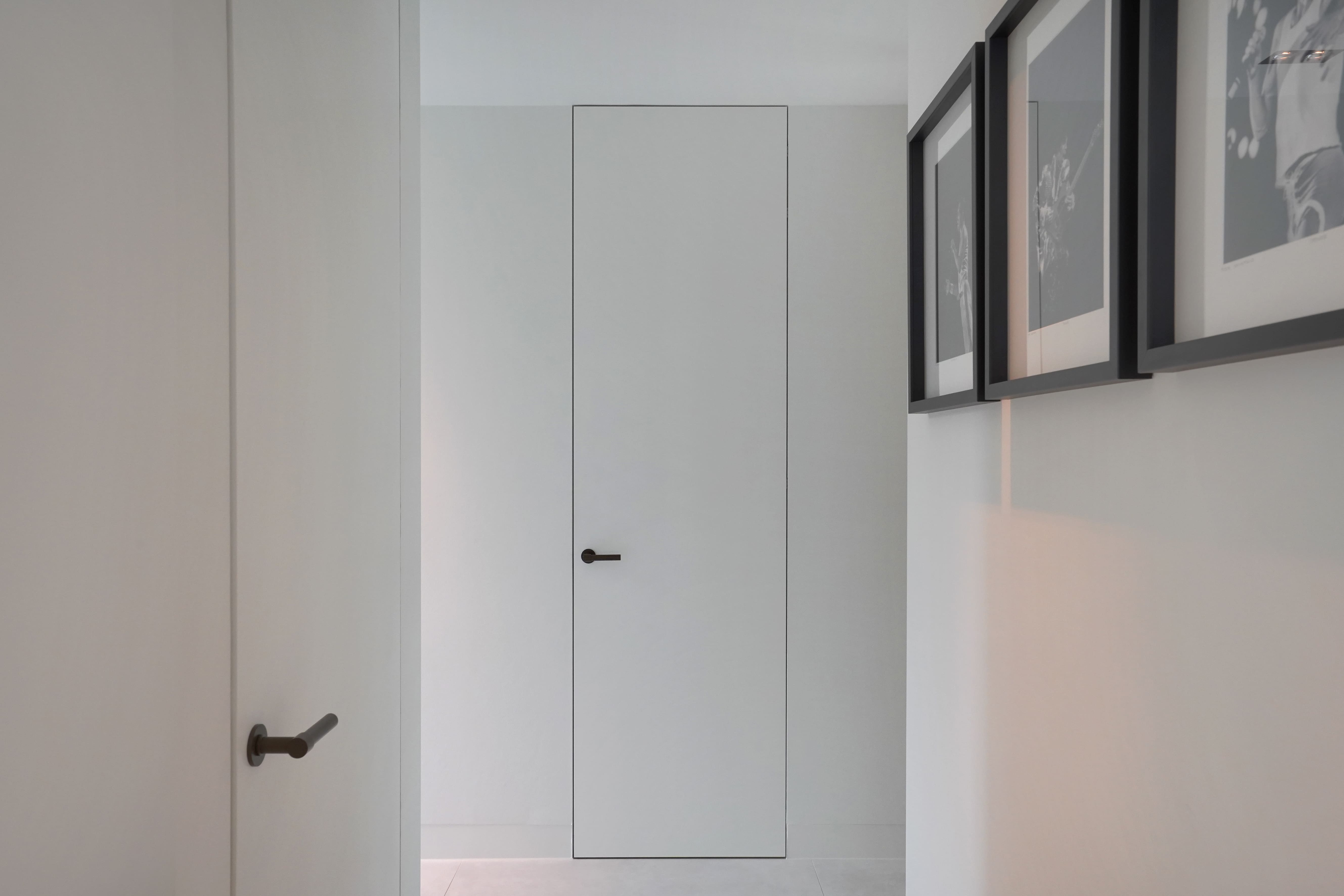 Warmtepomp installatie verstopt achter deur