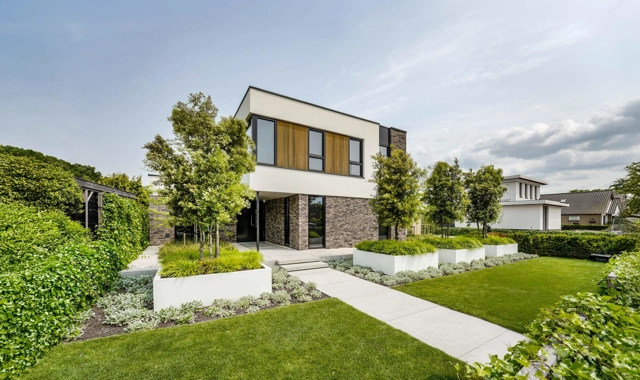 Vooraanzicht kubistische villa met wit houten gevel