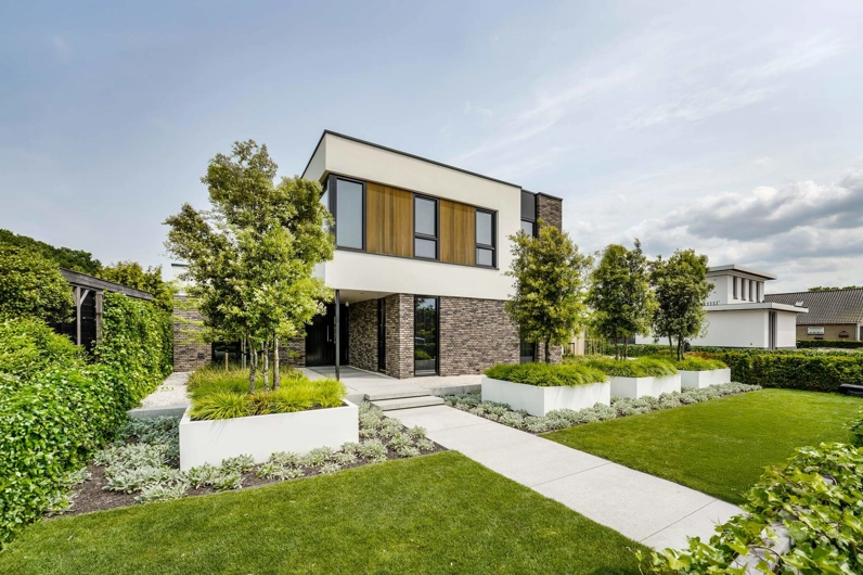 Vooraanzicht kubistische villa met wit houten gevel