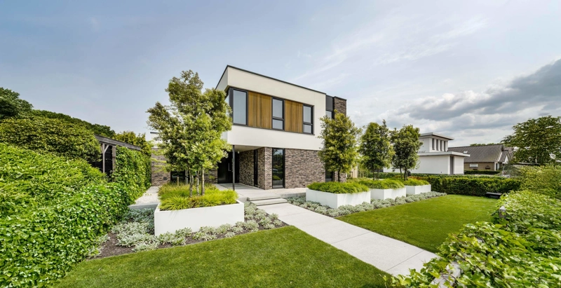 Vooraanzicht kubistische villa met wit houten gevel