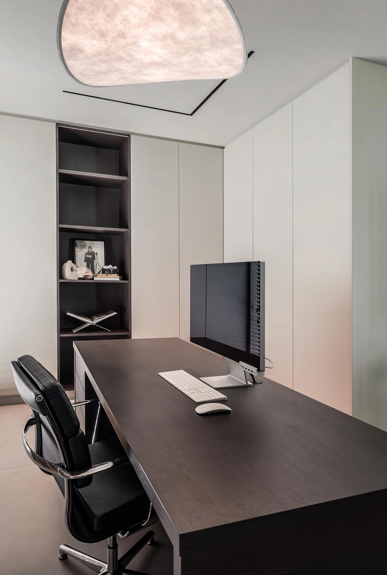 Luxe tuinkantoor met maatwerk kasten