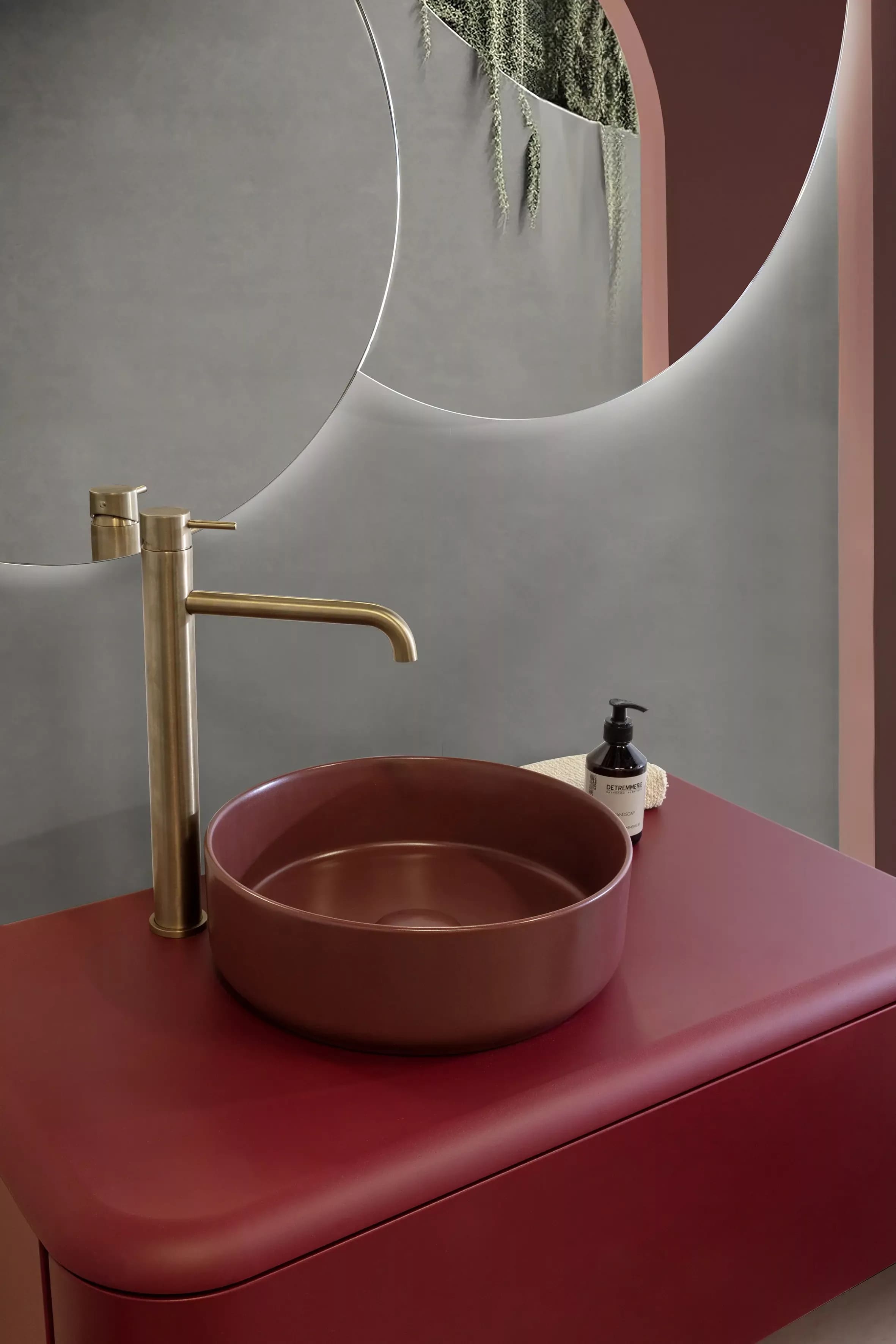 Rode designwastafel van Detremmerie