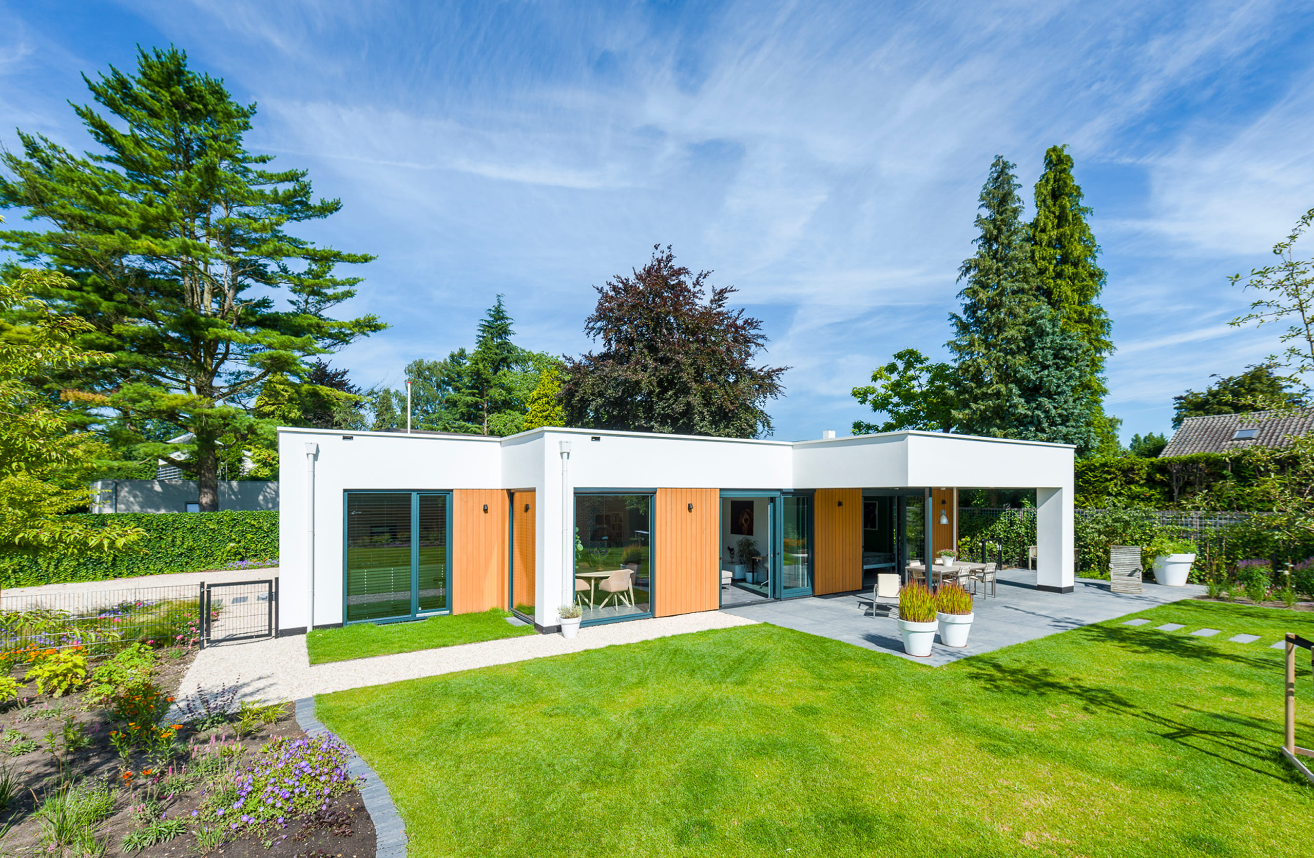 Bungalow met witte gevel