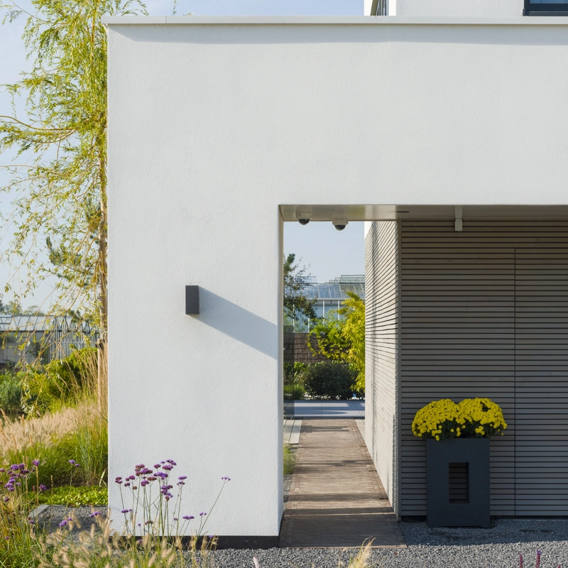 Detailshot van de witte zijgevel van een moderne kubistische villa