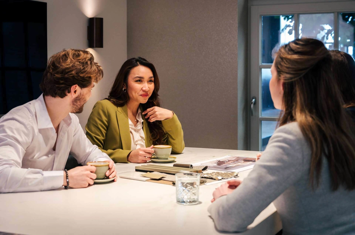koppel-in-gesprek-met-livingstone-architect-aan-tafel.jpg