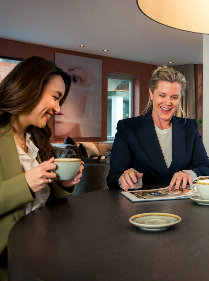 Interieurontwerper in gesprek met klanten aan tafel