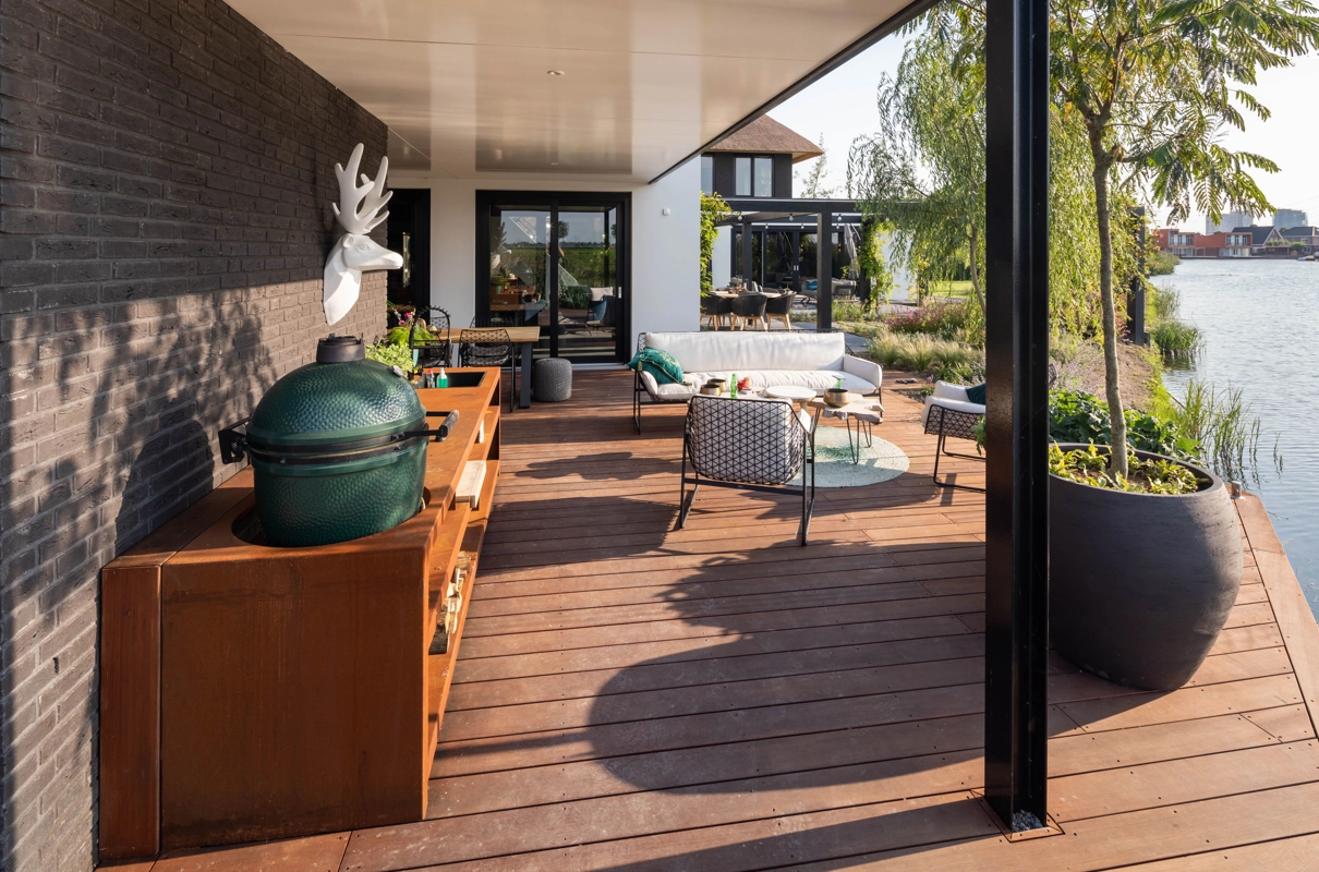 Een veranda van een landelijke villa gelegen aan het water