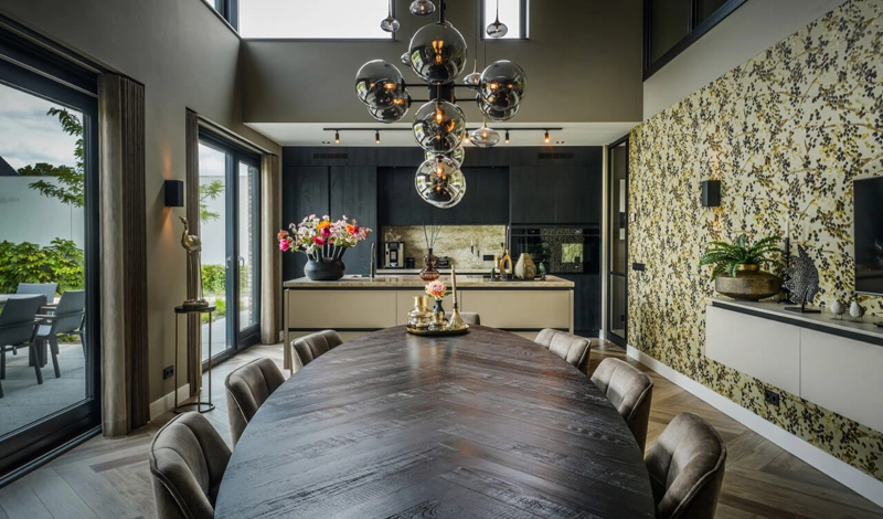 Grote eetkamertafel in een luxe woonkeuken met warm interieur