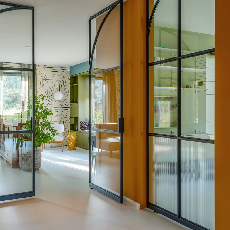 Eclectisch interieur met zwart stalen binnendeuren