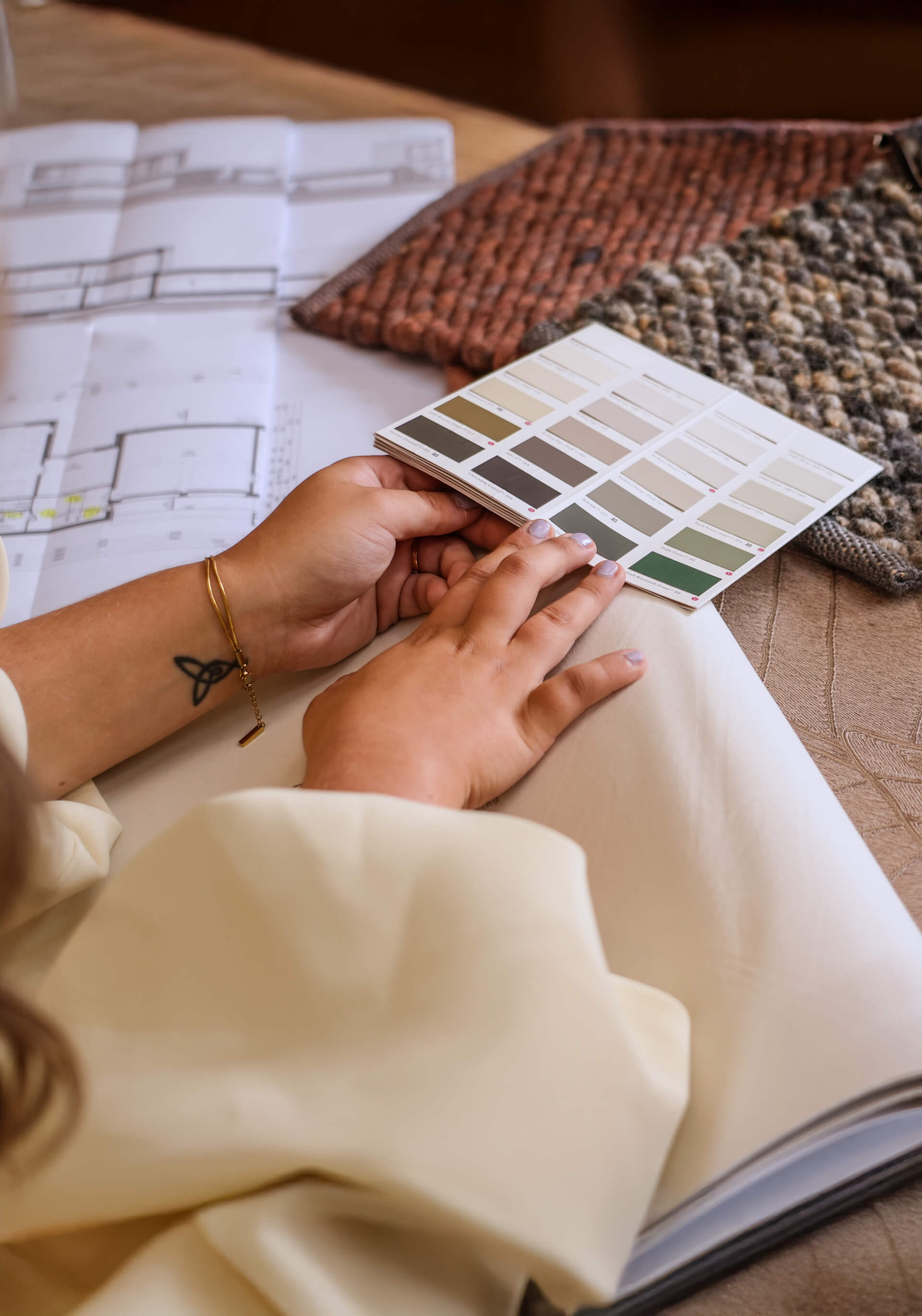 Interieurstalen liggen op tafel