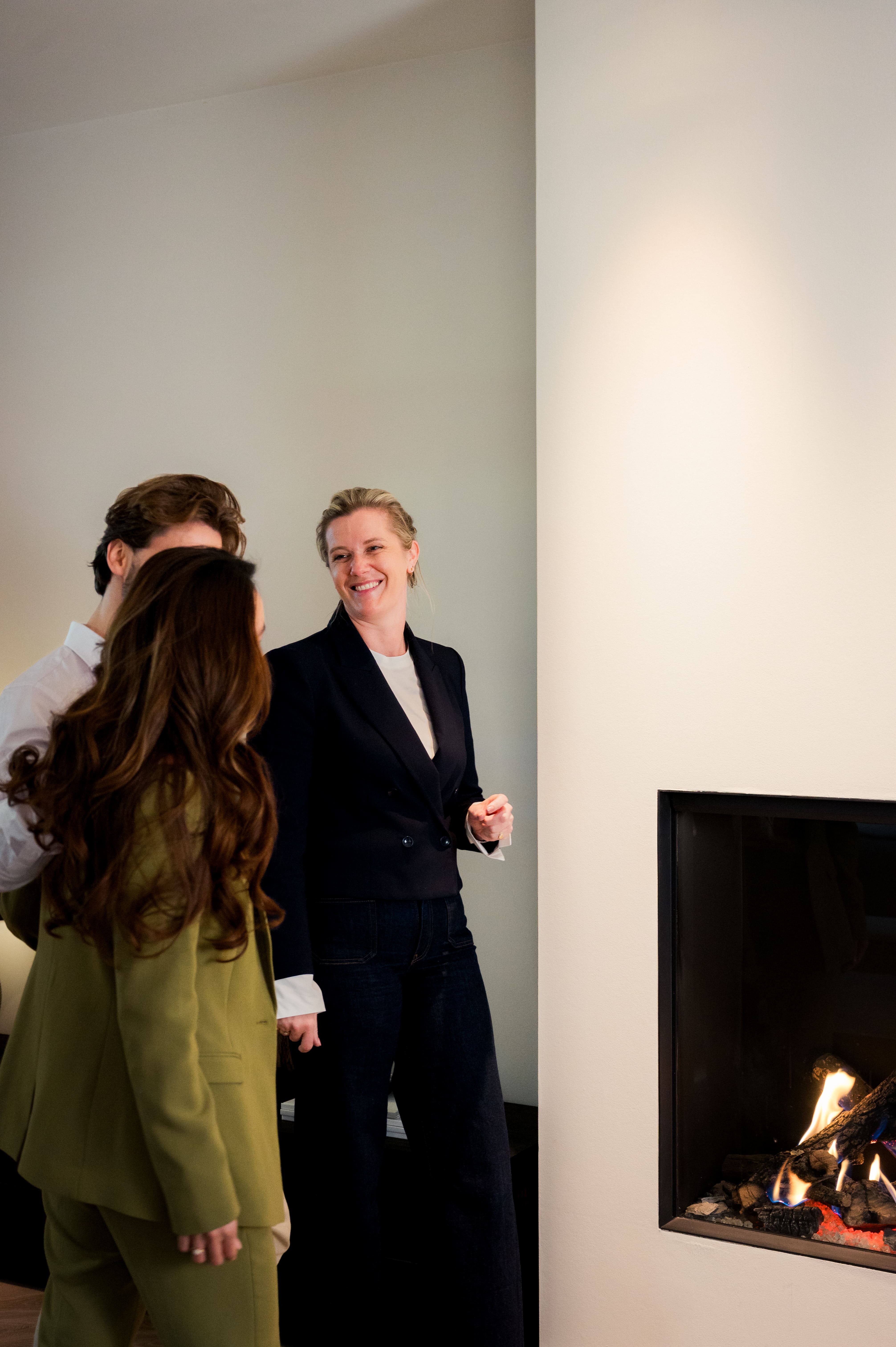 Interieurontwerper in gesprek met klanten 