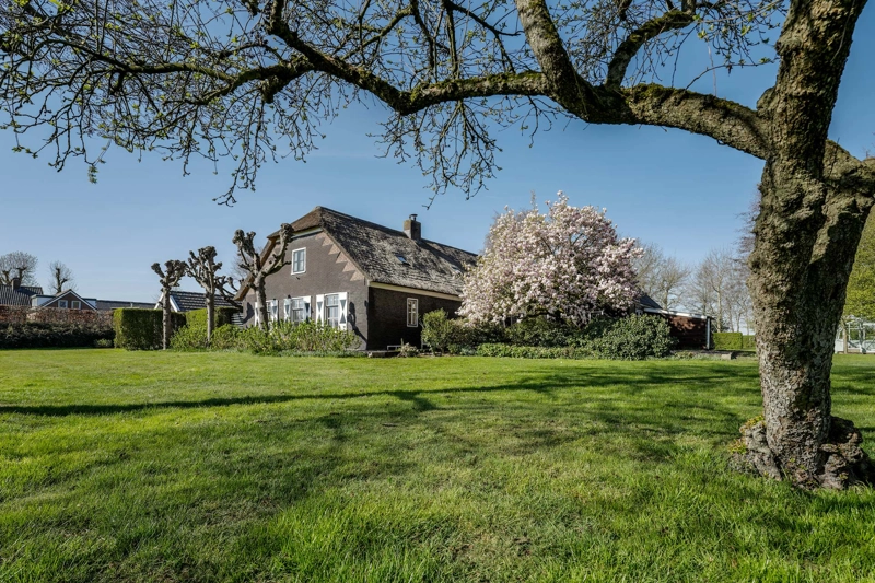 landelijke-boerderijwoning-donkere-gevel-gras.jpg