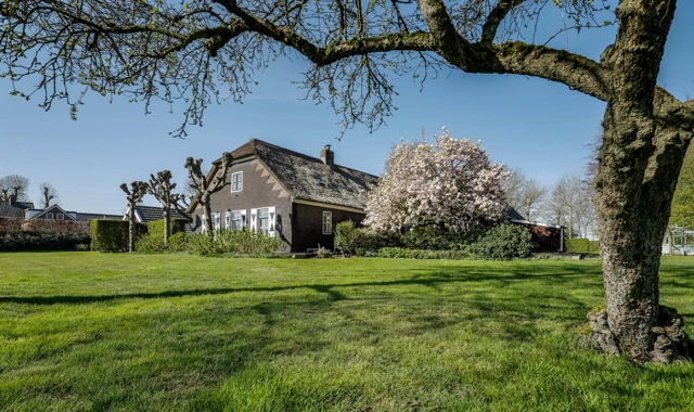 landelijke-boerderijwoning-donkere-gevel-gras.jpg