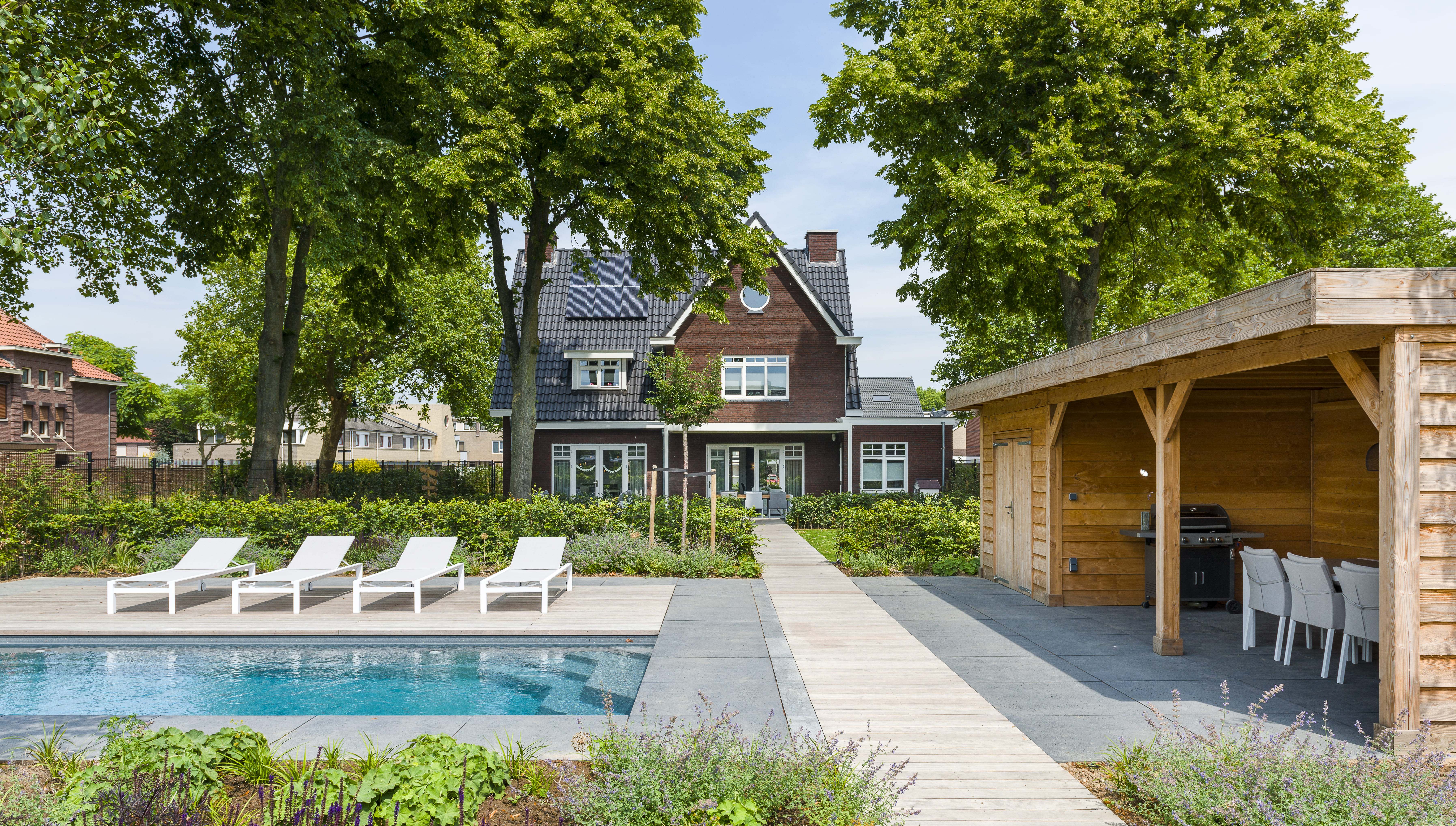 Buitenverblijf met zwembad en barbecue