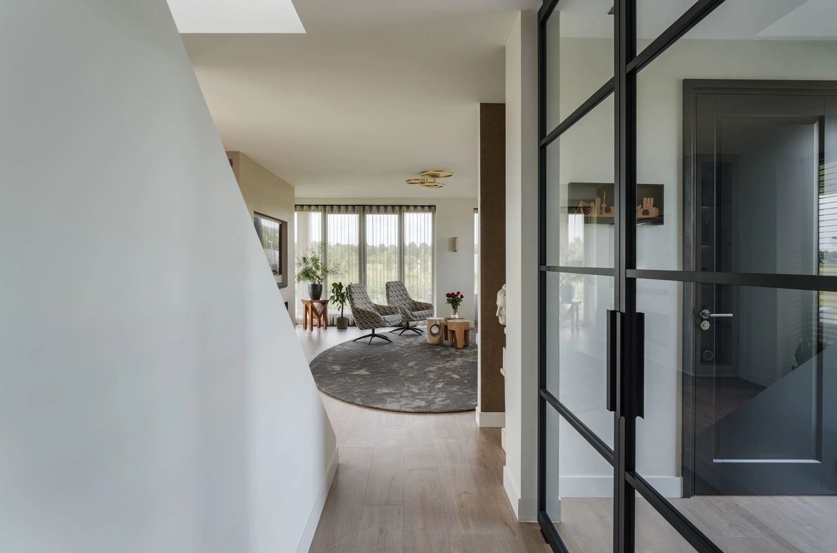 Interieur gang zwart stalen deuren