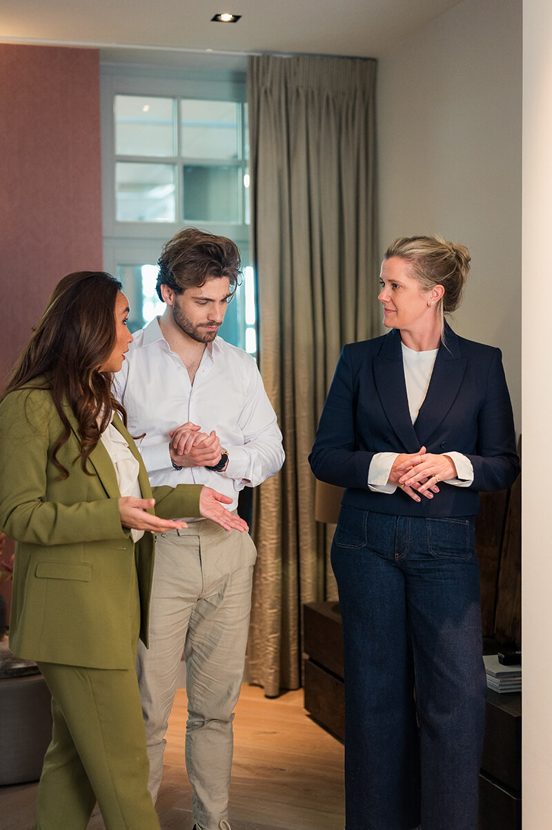 Interieurontwerper in gesprek met klanten 